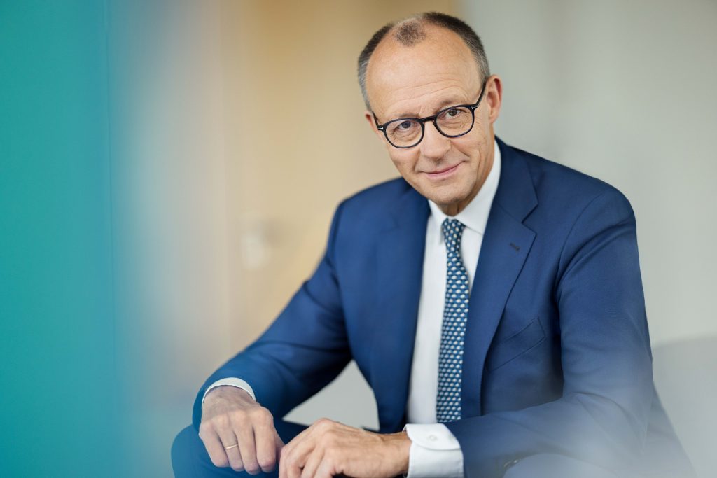 CDU / Tobias Koch Beschreibung Pressefoto Friedrich Merz. Portrait. ***** Rechtliche Hinweise: Der im Copyright angegebene Fotograf ist nach §13 Urhebergesetz bei jeder Verwendung anzugeben. Die CDU Deutschlands hat an diesem Motiv ein auflagenunabhängiges sowie räumlich und zeitlich unbeschränktes Nutzungsrecht für parteipolitische Zwecke für alle Medien (u.a. auch im Internet und Social Media) und Printmedien/OOH bis zu einer Druck-Größe von DIN A1. Größere Formate sowie evtl. Verwendungen in TV oder Kino müssen im Anwendungsfall separat verhandelt werden. Bitte nehmen Sie dazu Kontakt mit der CDU-Bildredaktion unter foto@cdu.de auf. Die Presse, insbesondere TV-Sender, haben für die redaktionelle Berichterstattung und Begleitkommunikation die vollen Nutzungsrechte (inkl. TV-Einblendungen). Die Nutzung durch andere, nicht der CDU angehörigen Personen und Organisationen ist ausschließlich im Rahmen einer redaktionellen Berichterstattung über die CDU Deutschlands erlaubt. Eine kommerzielle Nutzung oder Verwendung zu anderen Werbezwecken als durch die CDU im Rahmen der CDU-Arbeit ist nicht gestattet. Die Weitergabe an und Nutzung durch weiterverbreitende Agenturen und weiterverbreitende Pressedienste ist nicht gestattet. Jegliche Veränderung der Bilder durch Bildbearbeitung oder sonstige technische Hilfsmittel oder eine Bildverfälschung ist untersagt. Veröffentlichungsbedingte Zuschnitte sowie die Anbringung von CDU-Logos/CDU-Layout sowie (Zitat)-Texten sind erlaubt. Die Bilder dürfen nicht für satirische oder diffamierende Zwecke verwendet werden. Missachtung wird zur Anzeige gebracht. Nutzungsbedingungen Mit dem Download der Datei erklärt sich der Verwender mit den Nutzungsbedingungen (http://bilder.cdu.de/nb) einverstanden.